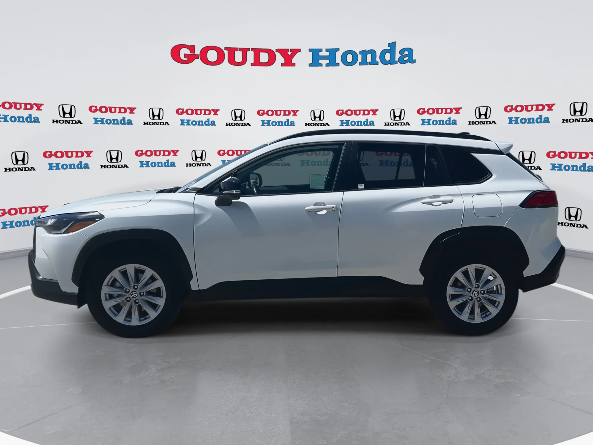 Used 2025 Pearl Toyota LE image 5