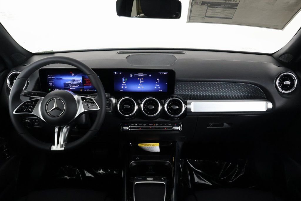 New 2026 Polar White Mercedes-Benz GLB 250 image 4