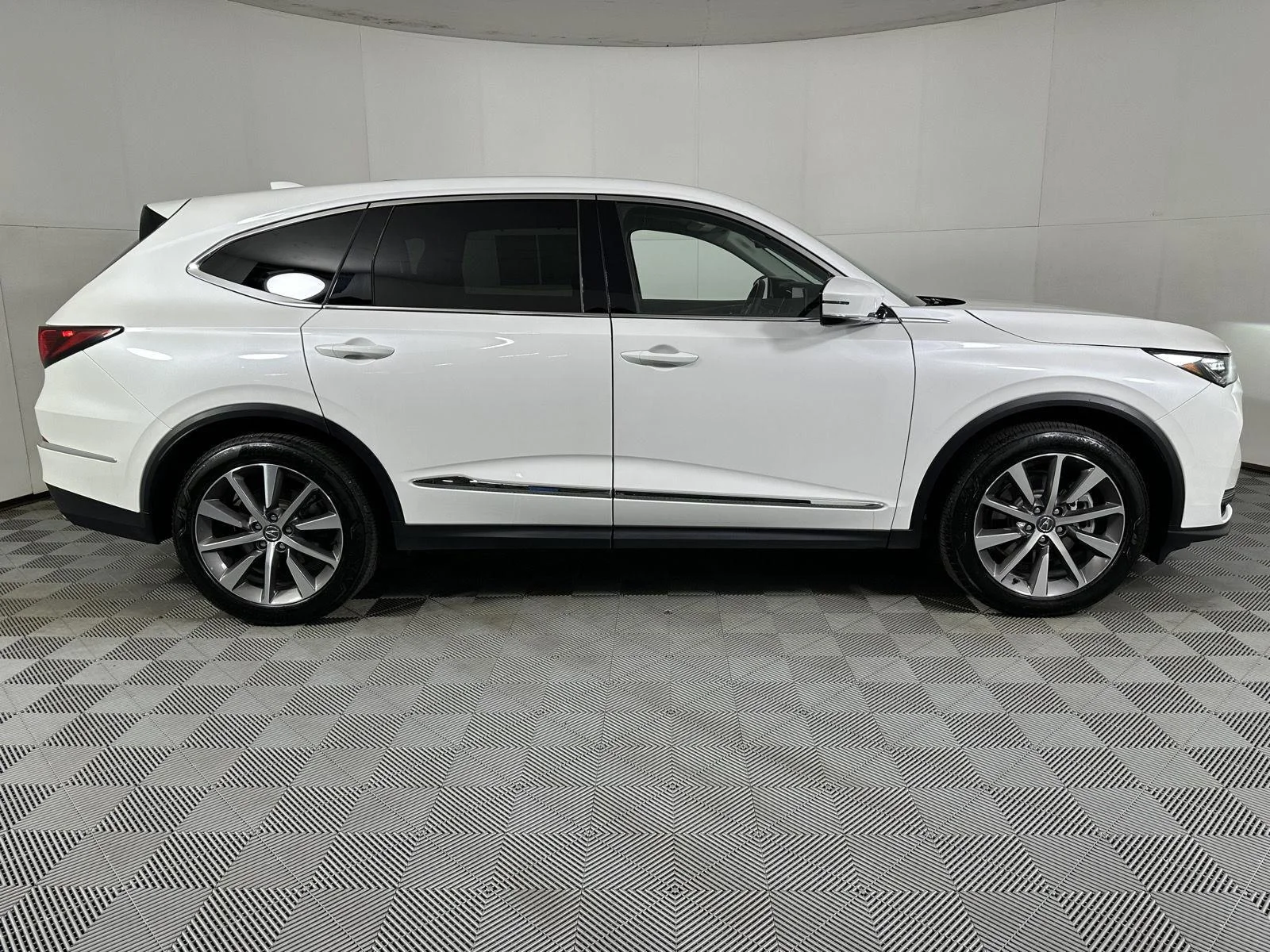 Used 2025 Platinum White Pearl Acura SH-AWD w/Tech image 19