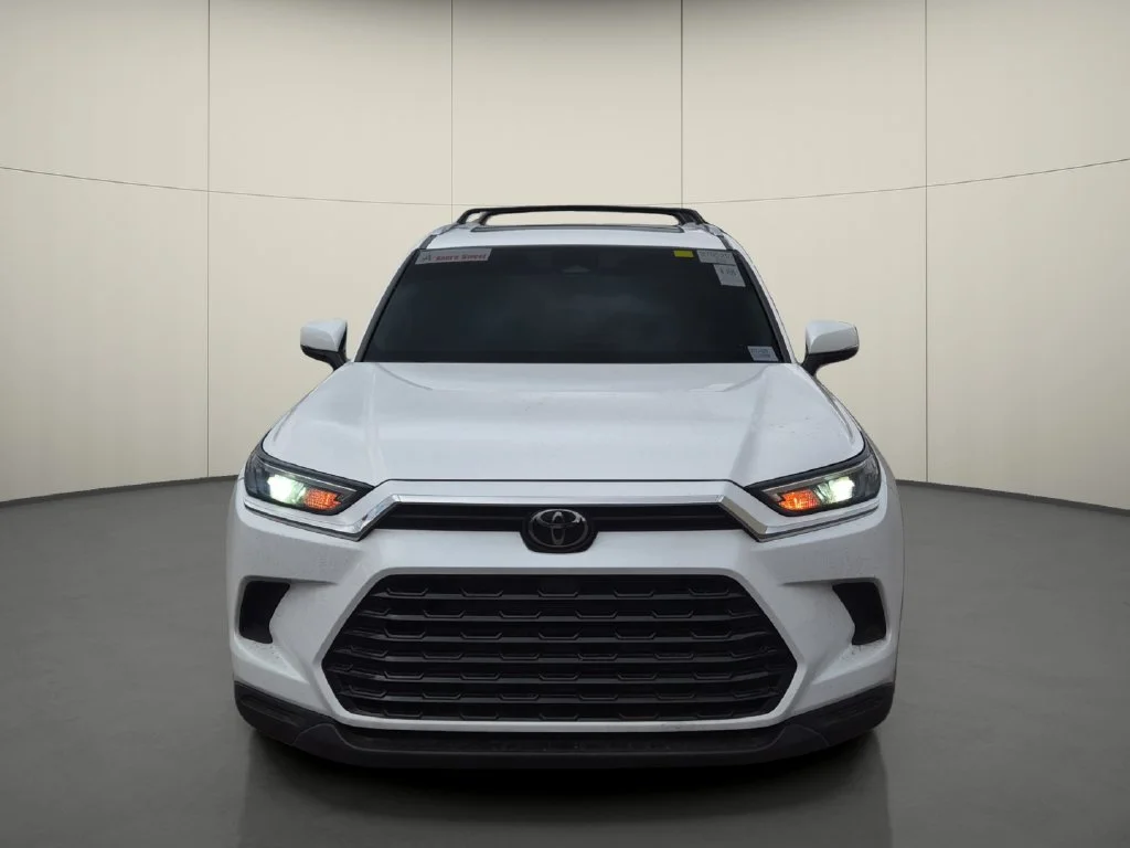 Used 2025 Beige Toyota XLE image 2
