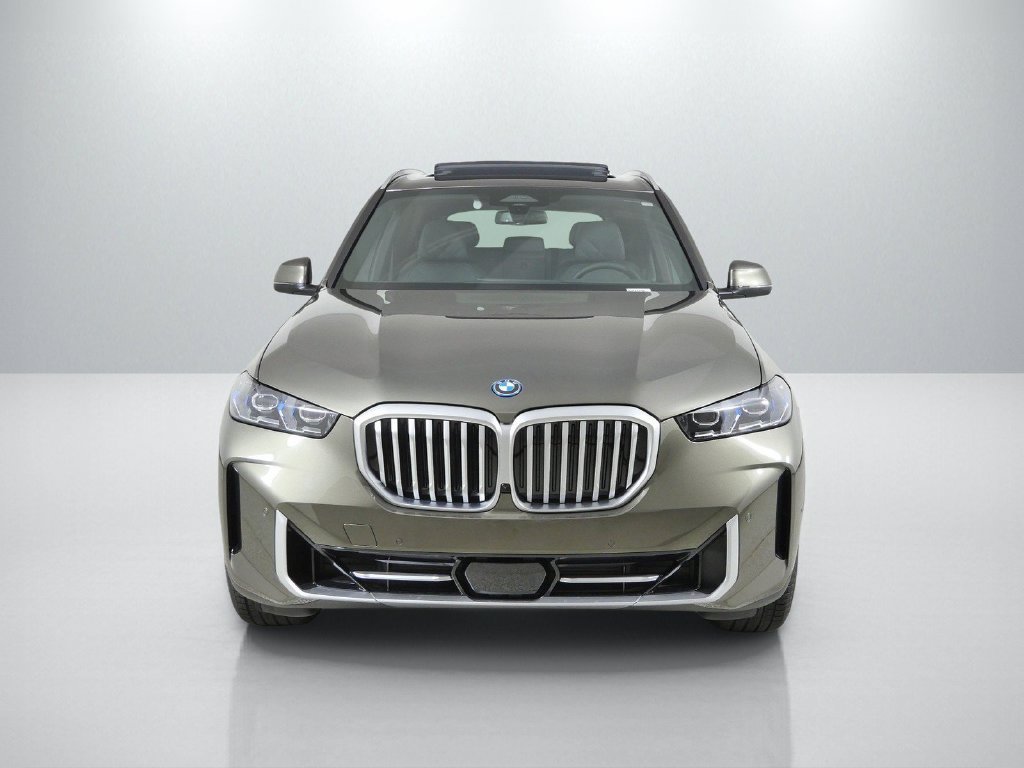 New 2026 Manhattan Green Metallic BMW xDrive50e image 2
