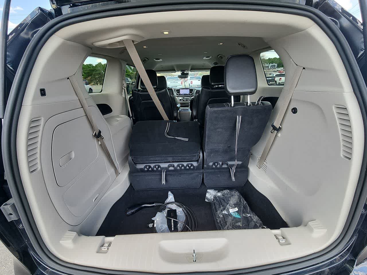 Used 2024  Chrysler Hybrid Select image 16