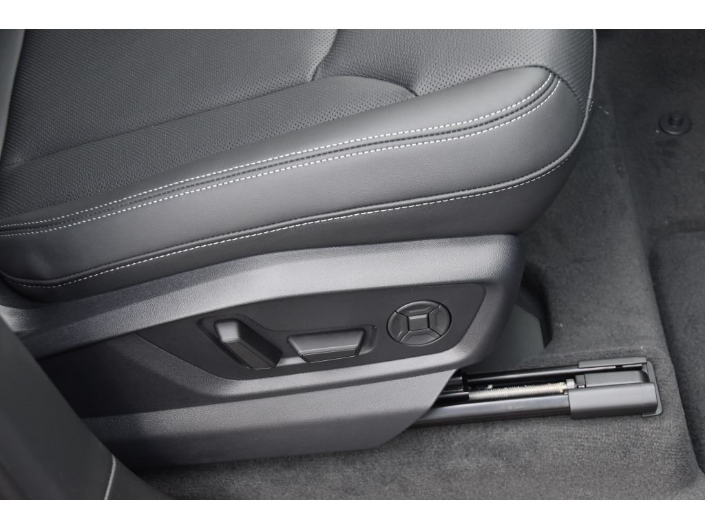 Used 2025 Gry Audi Premium Plus image 32