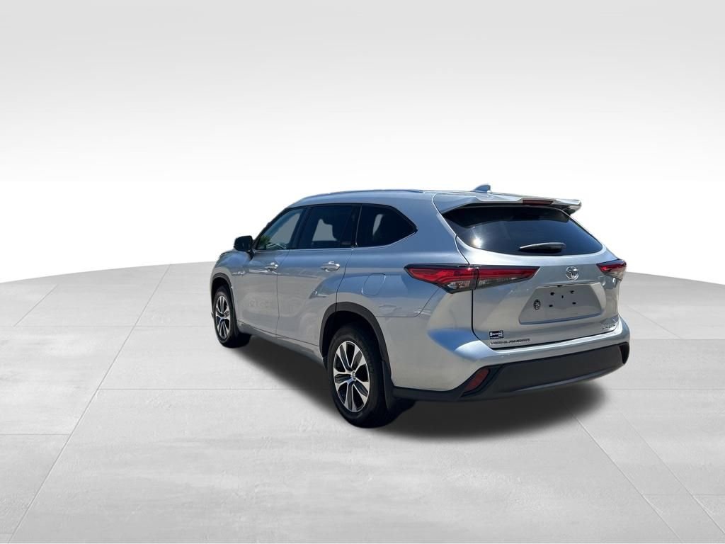 Used 2021 Silver Toyota XLE image 3