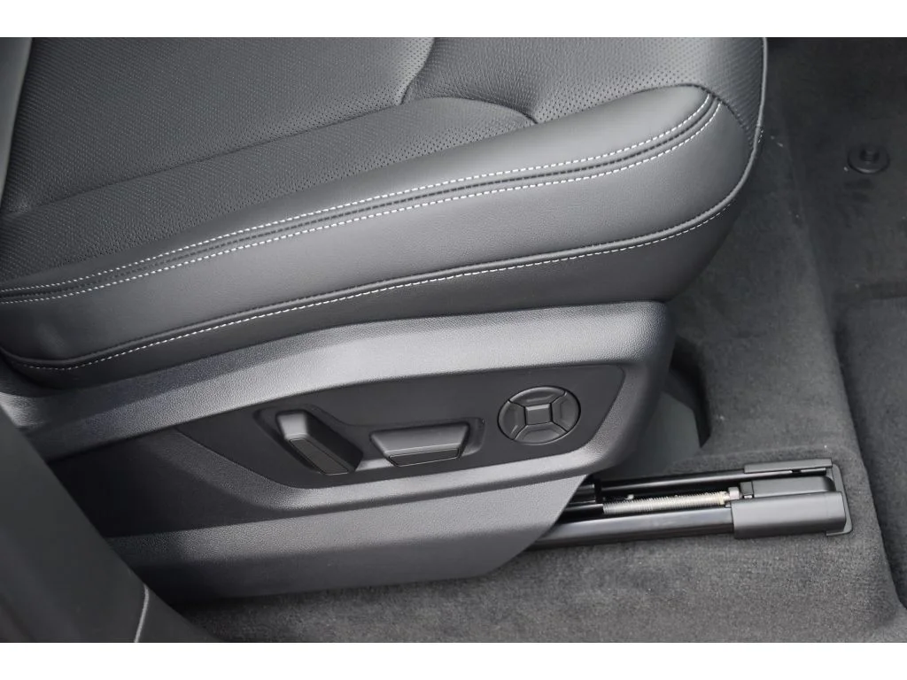 Used 2025 Gry Audi Premium Plus image 32
