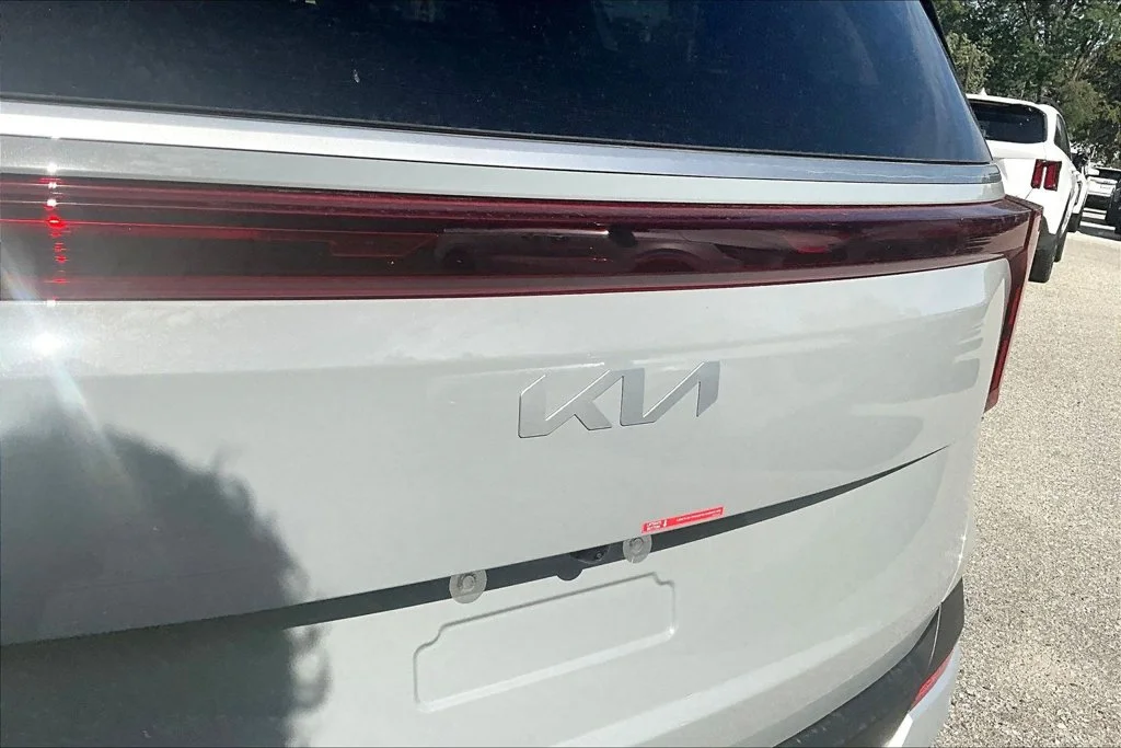 New 2027 Ceramic Silver Kia LX image 9