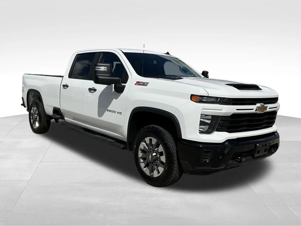 Used 2025 White Chevrolet Custom image 12