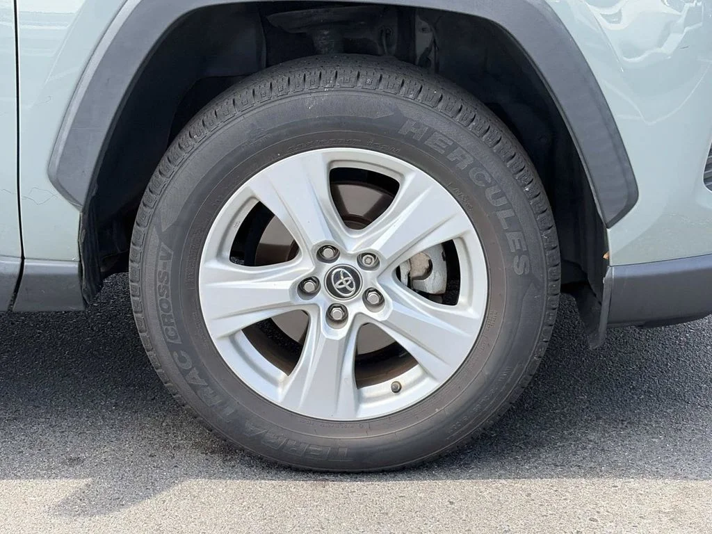 Used 2019  Toyota XLE image 10
