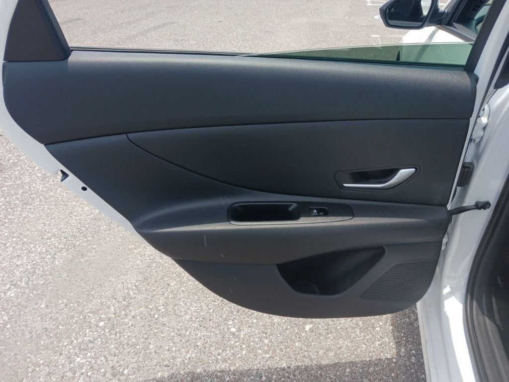 2025 Hyundai Elantra SE - Photo 14