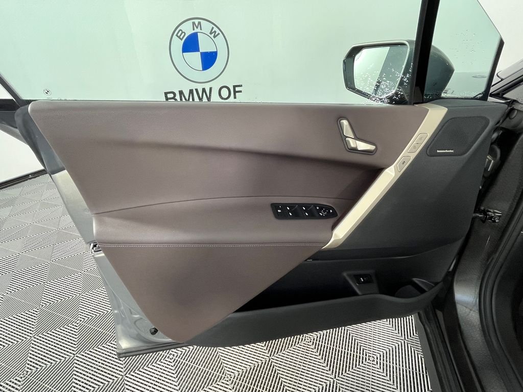 Used 2024 Gray BMW xDrive50 image 26