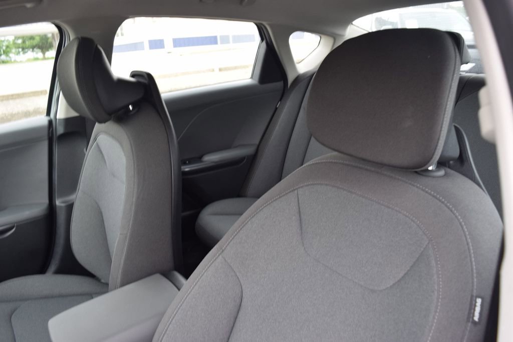 2025 Kia K4 LXS - Photo 17