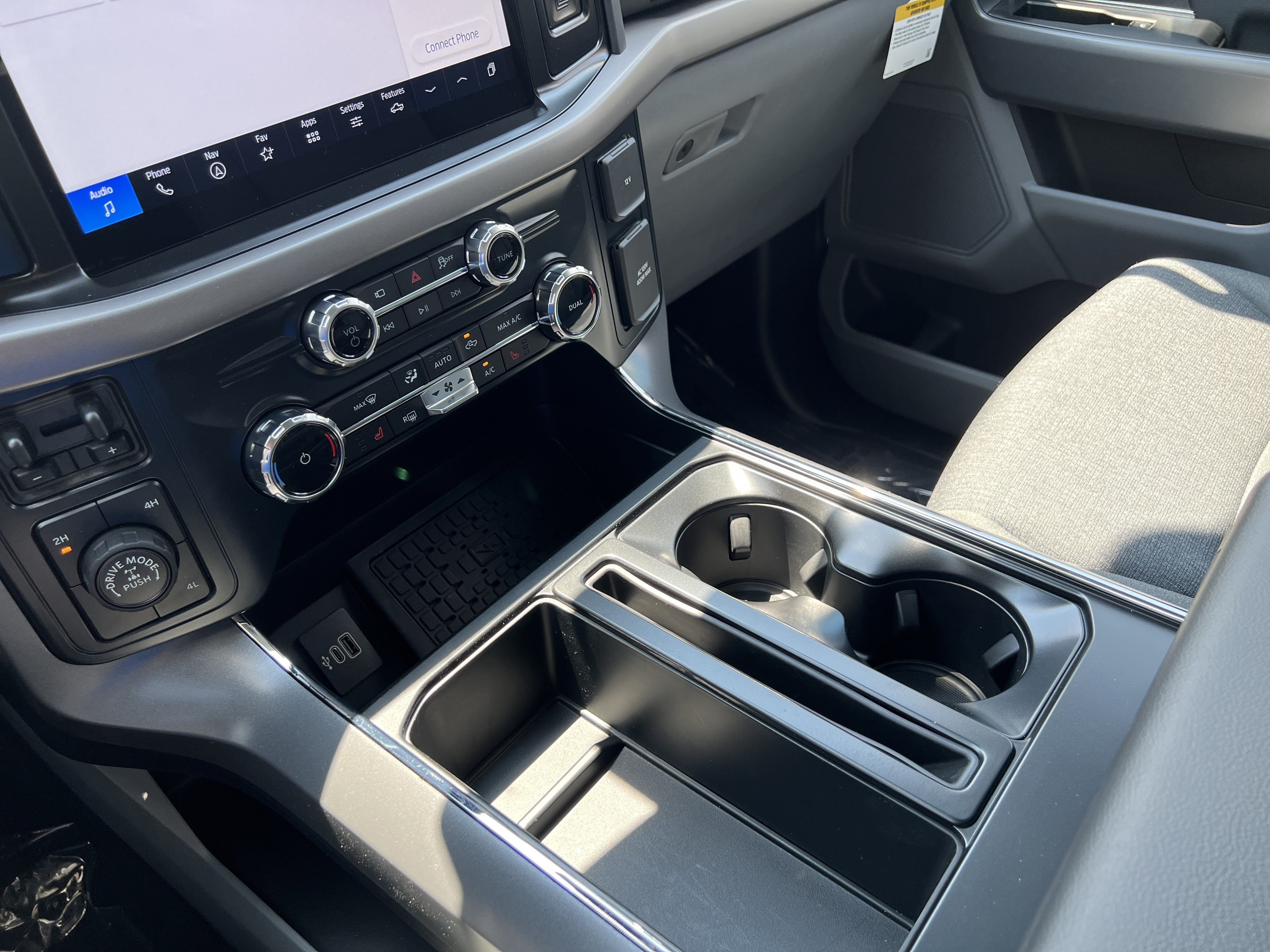 New 2026 Oxford White Ford XLT image 19