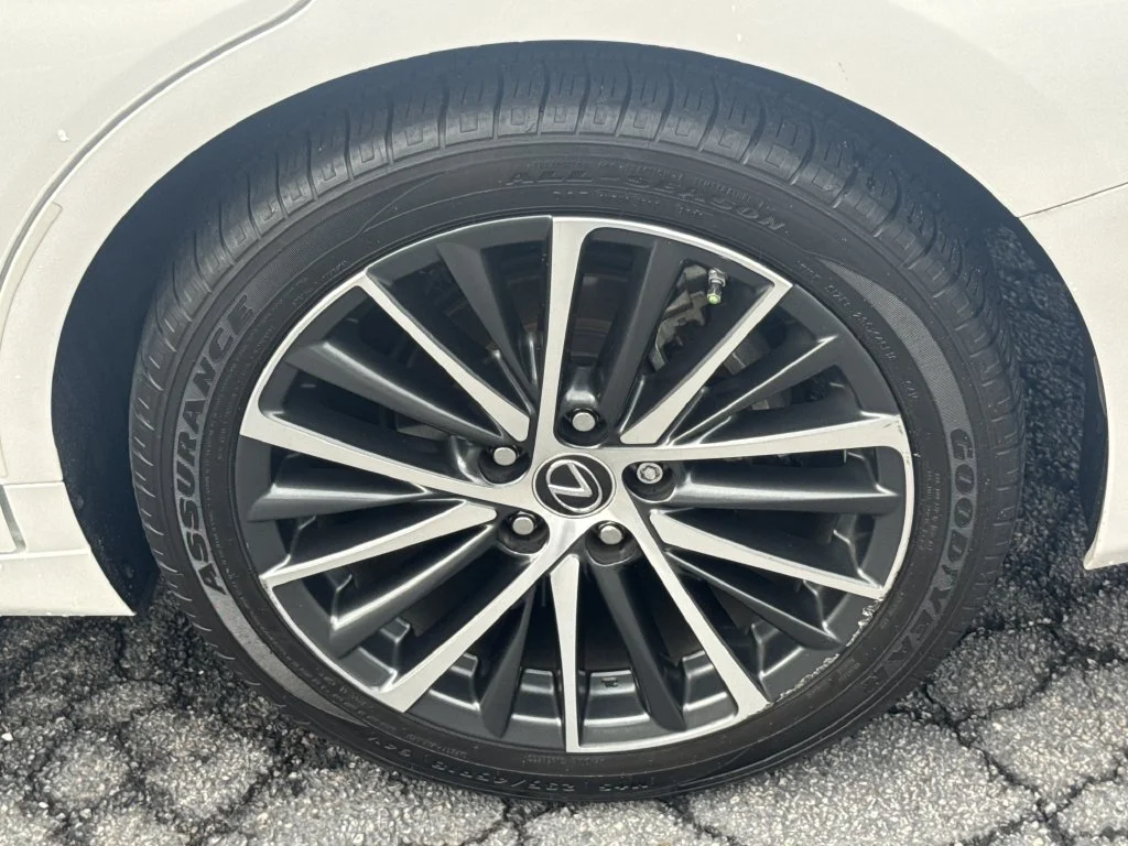 Used 2022 White Lexus 300h image 19