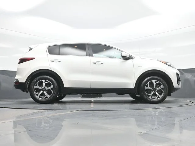 Used 2022 White Kia LX image 24