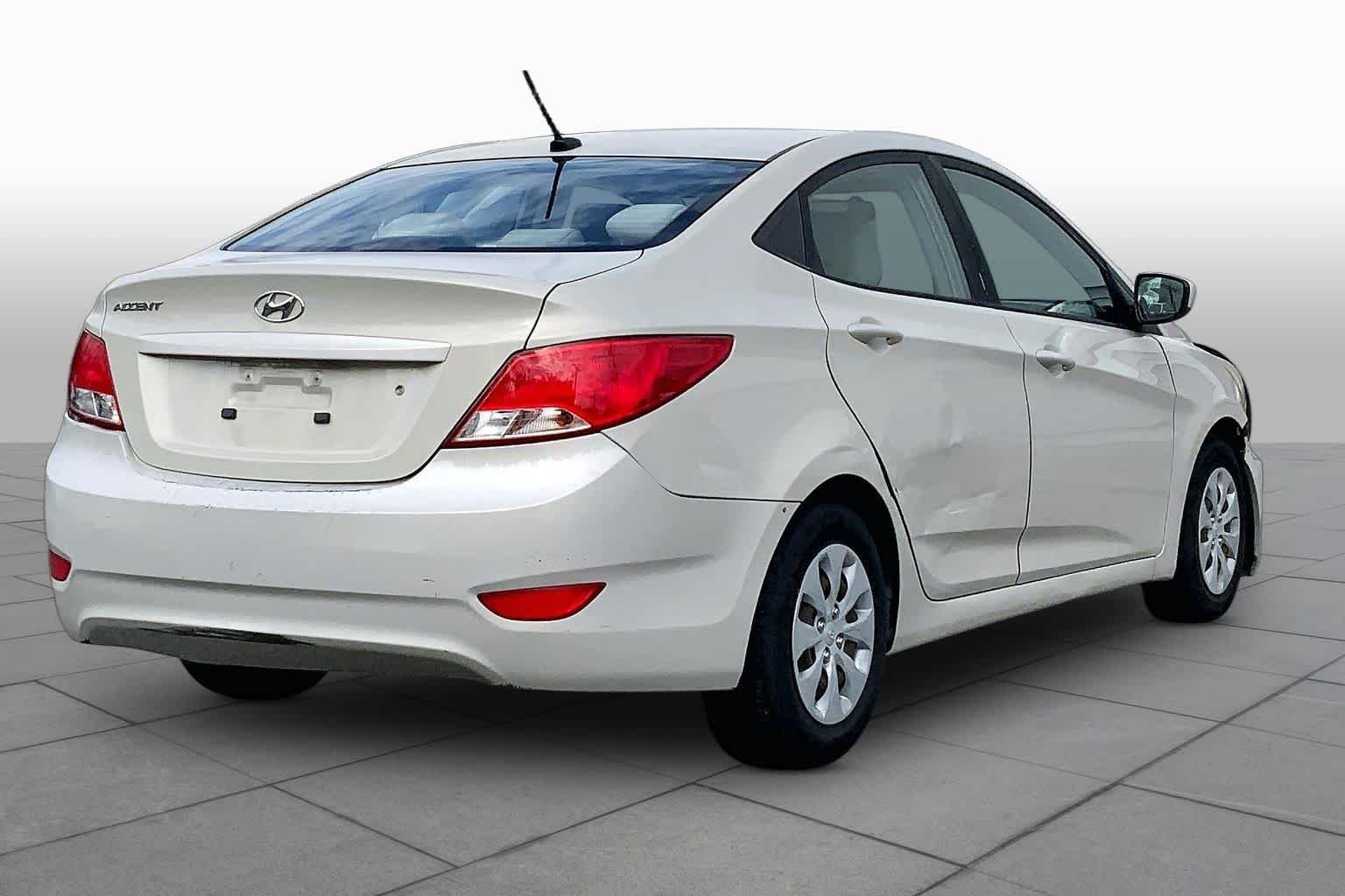 Used 2016 Misty Beige Metallic Hyundai SE image 11
