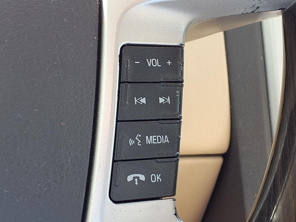Used 2009 White Lincoln Base image 22