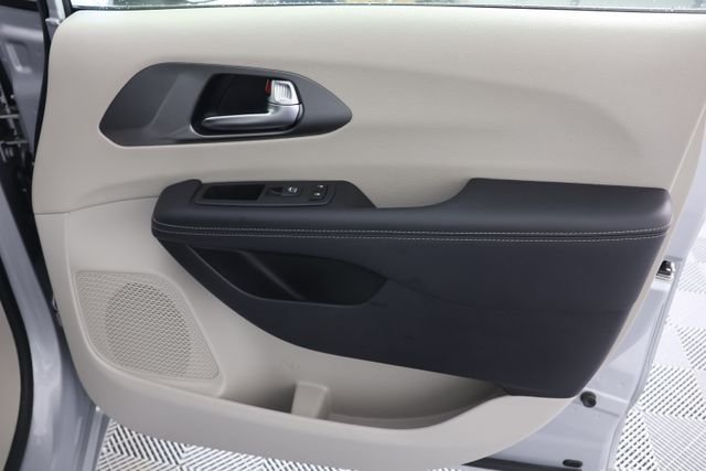 Used 2023 Silver Mist Clearcoat Chrysler Touring L image 27