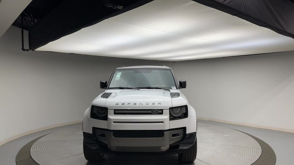 Used 2024 Fuji White Land Rover X-Dynamic SE image 3