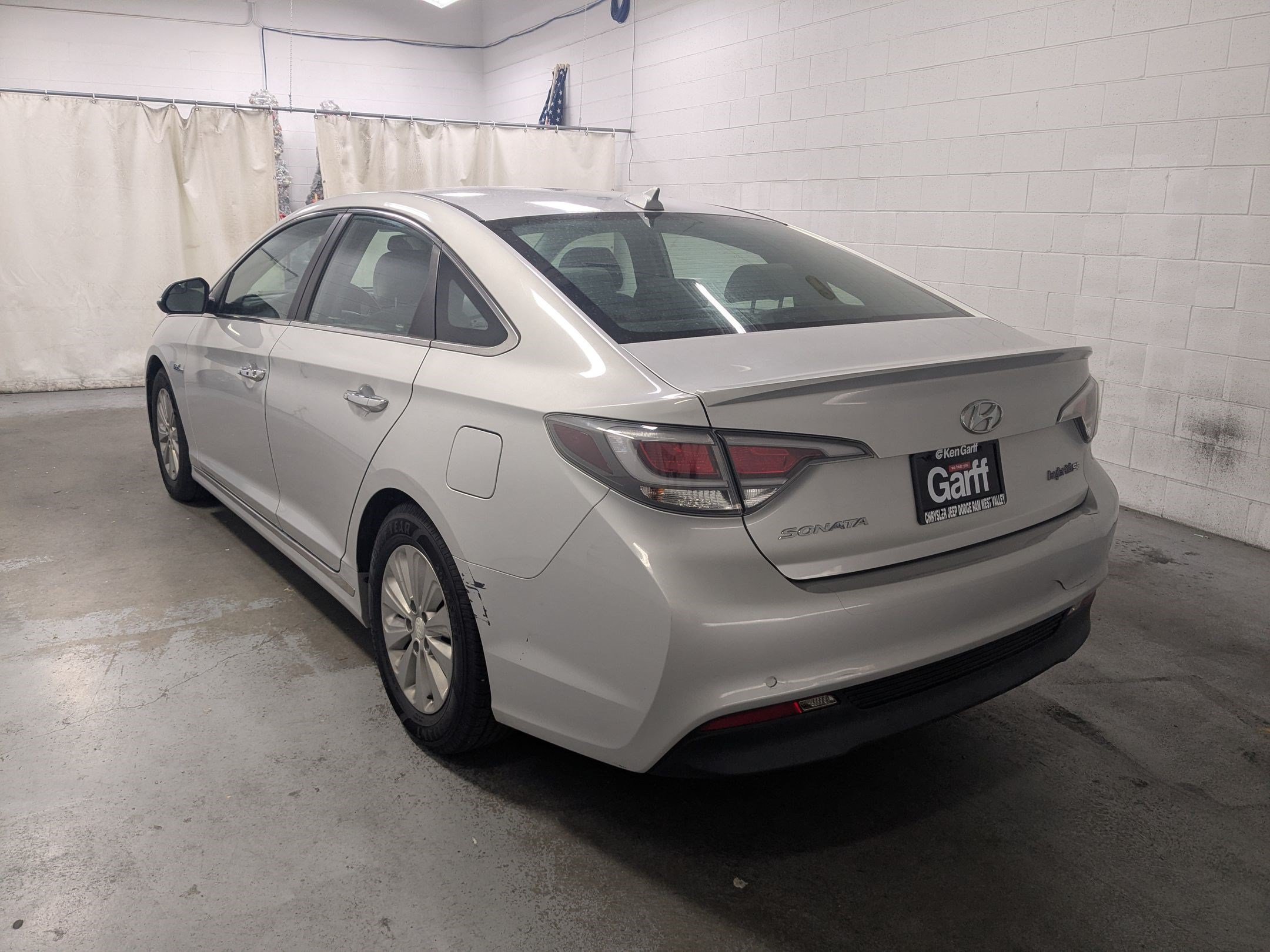 Used 2016 Starlight Silver Hyundai SE image 7