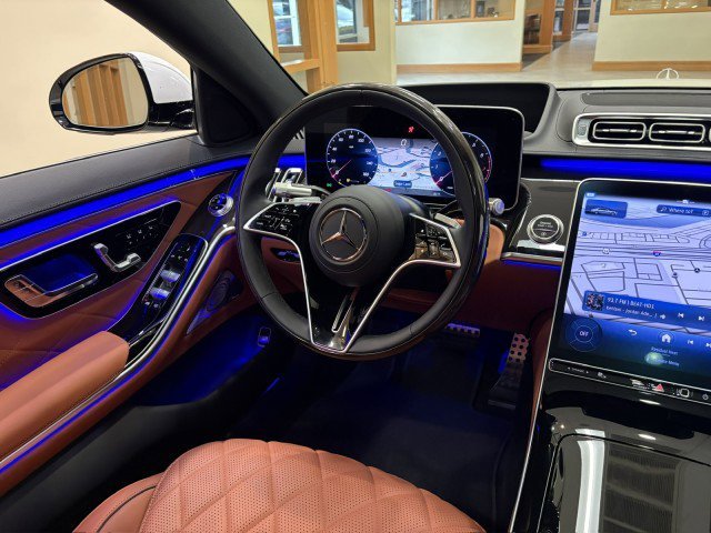 New 2026 MANUFAKTUR Moonlight White Metallic Mercedes-Benz 4MATIC® image 39