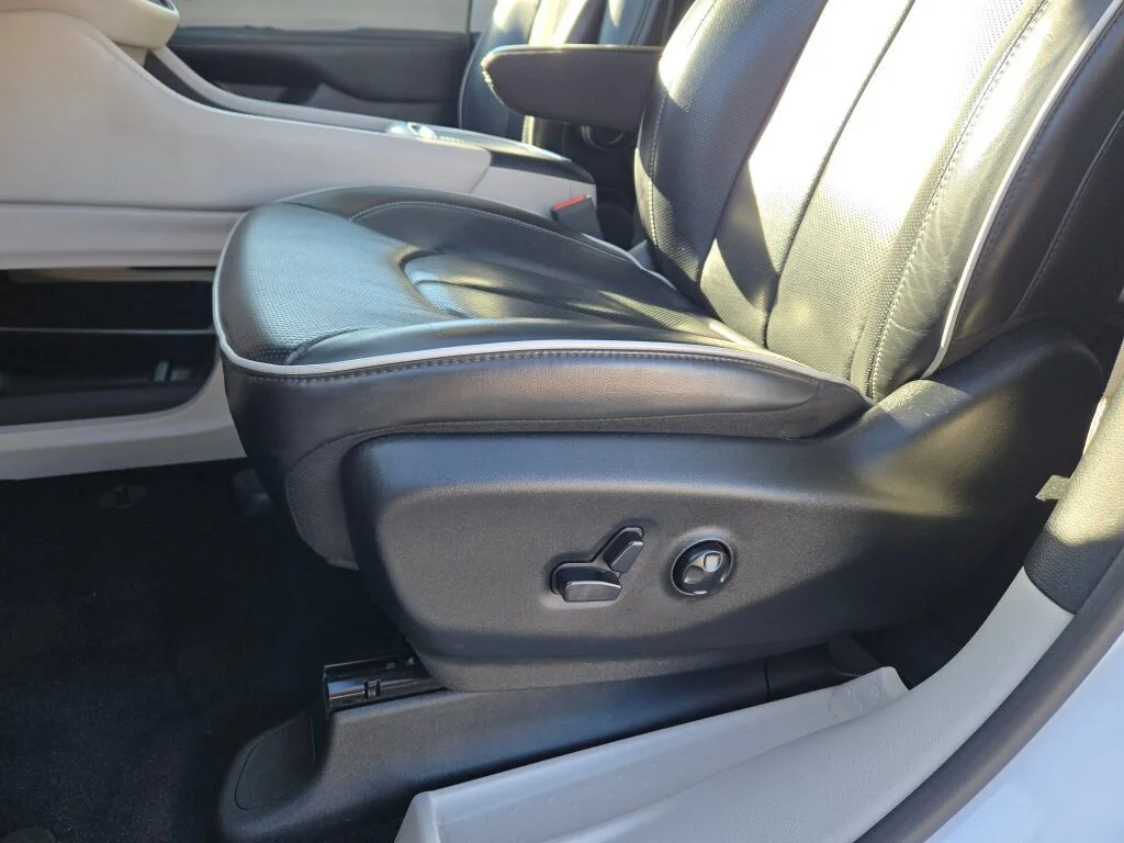 Used 2024 White Chrysler Limited image 25