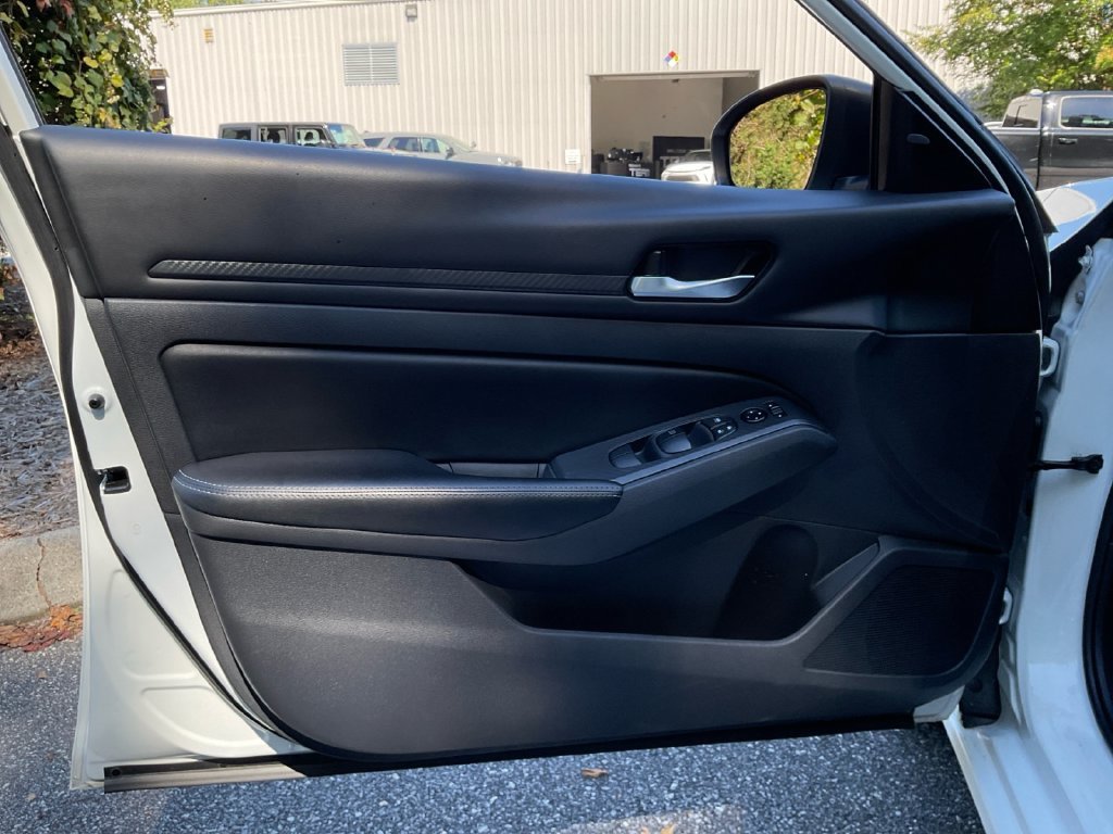 Used 2025 White Nissan 2.5 SV image 31