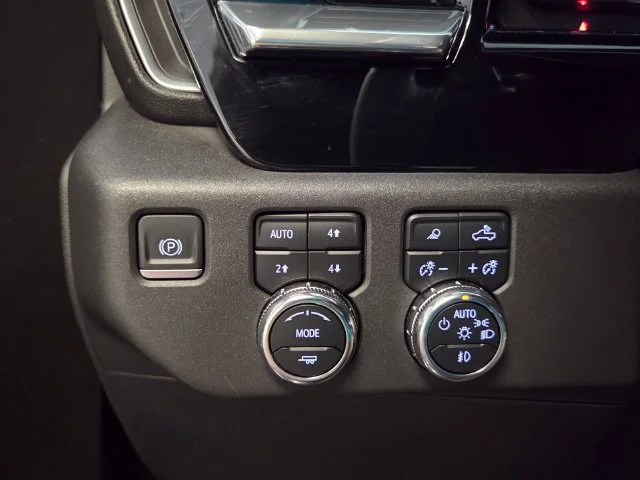 Used 2023 TITANIUM RUSH METALLIC GMC SLT image 30