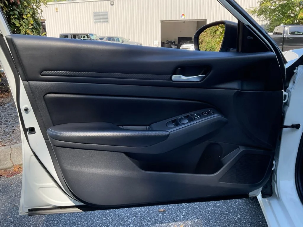 Used 2025 White Nissan 2.5 SV image 31
