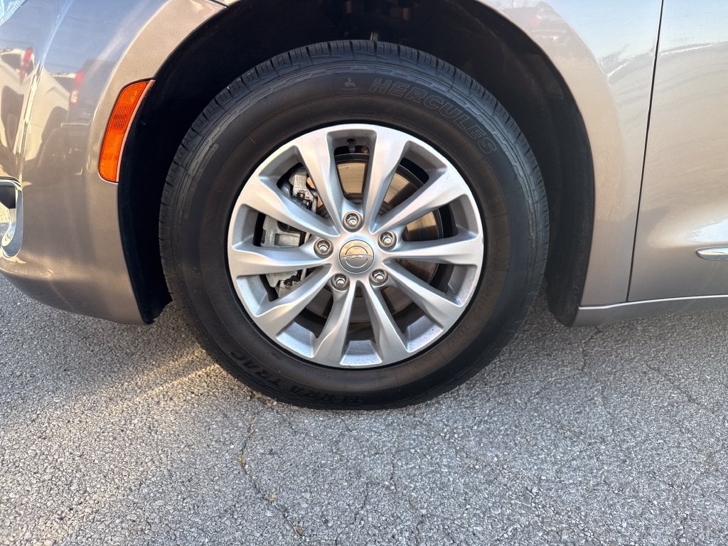 Used 2018 Silver Chrysler Touring L Plus image 10