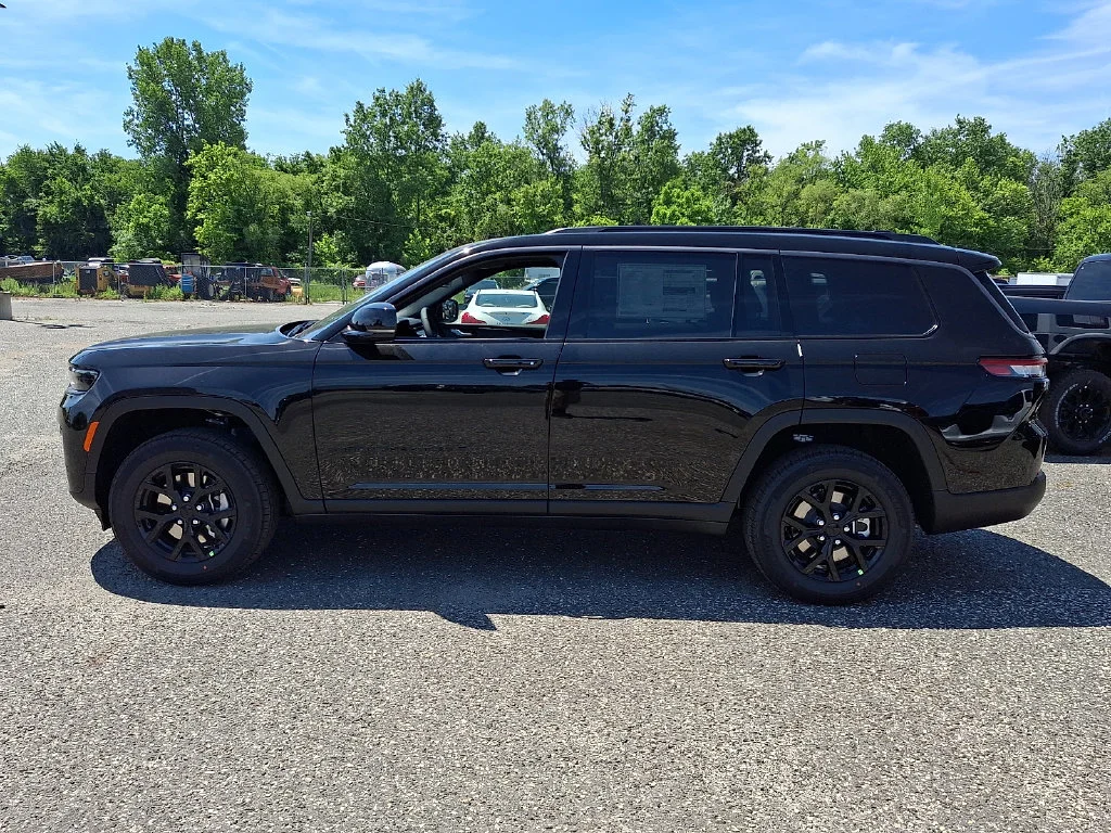 New 2026 Diamond Black Crystal Pearl-Coat Exterior Paint Jeep Altitude image 5