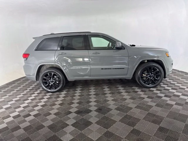 Used 2022 Gray Jeep Laredo X image 5