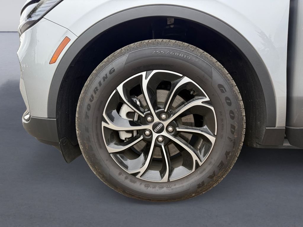 Used 2025 Silver Lincoln Premiere image 9