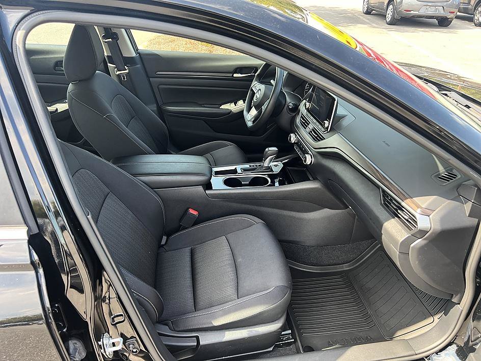 Used 2024 Super Black Nissan 2.5 SV image 17