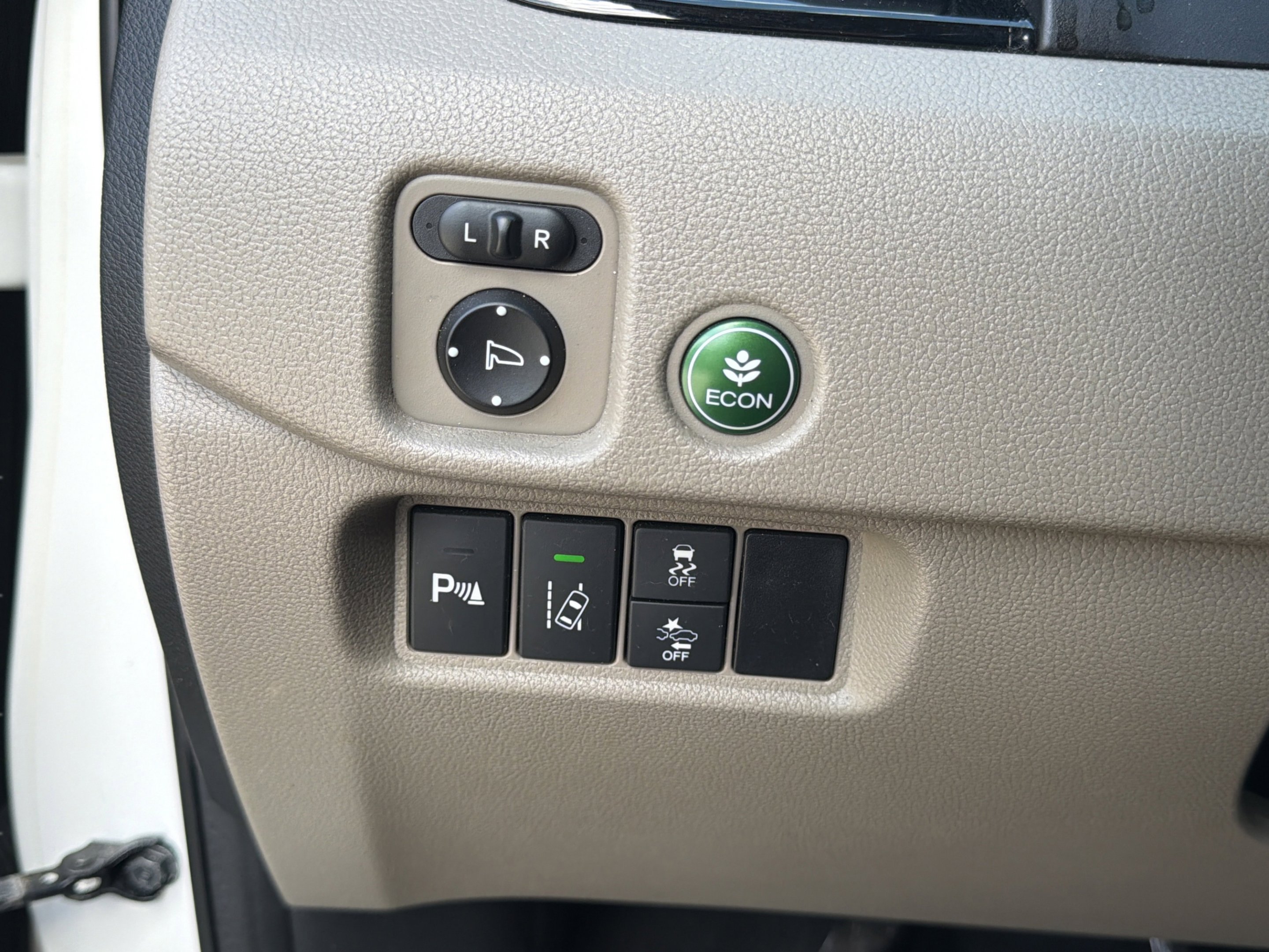 Used 2016 White Diamond Pearl Honda Touring image 19