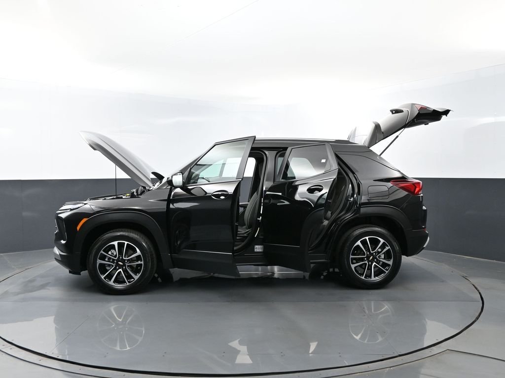 Used 2025 Black Metallic Chevrolet LT image 31