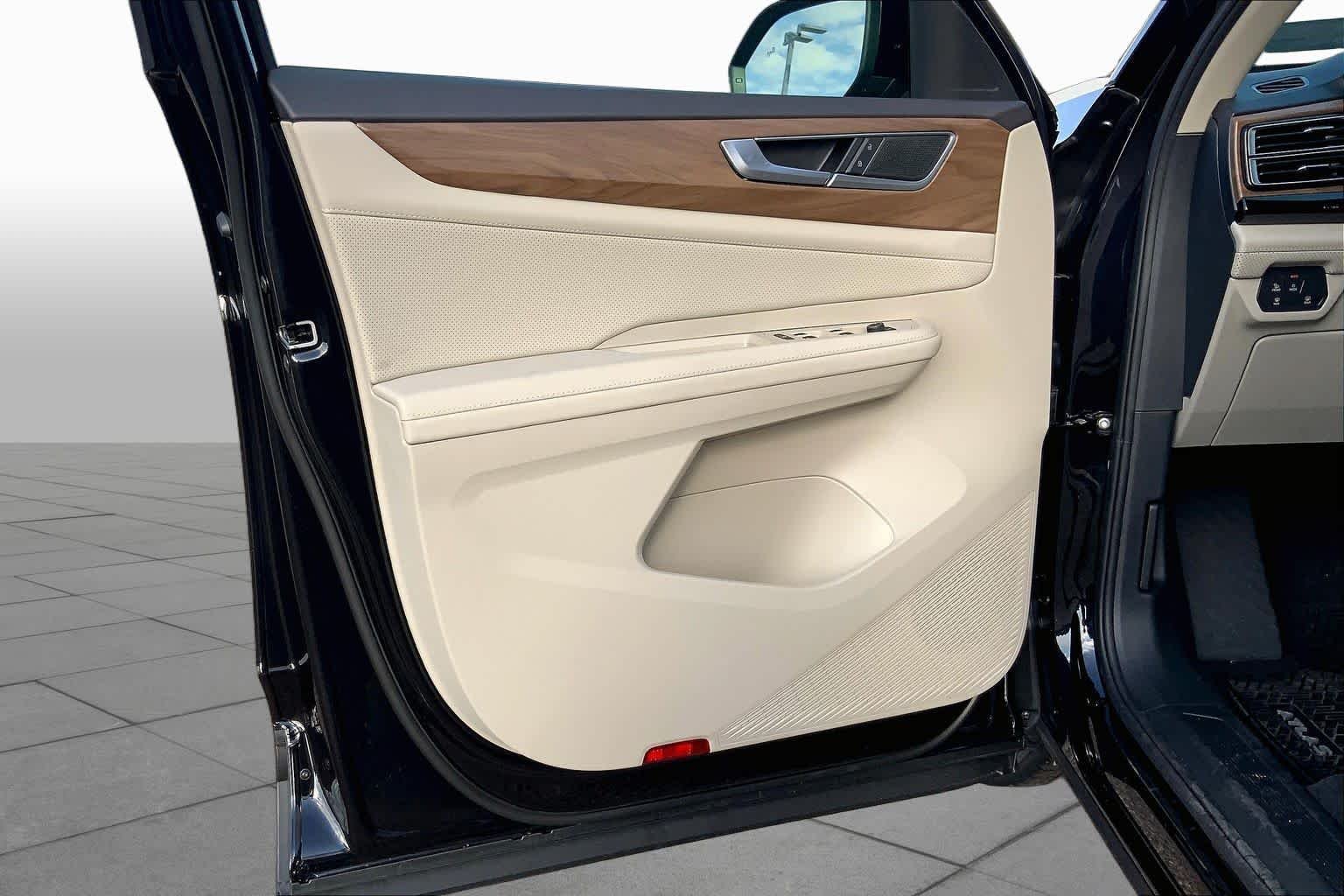 New 2026 Deep Black Pearl Volkswagen 2.0T SE image 10