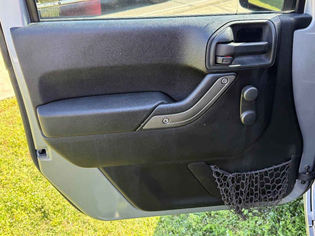 Used 2014 Billet Metallic Clearcoat Jeep Sport image 13
