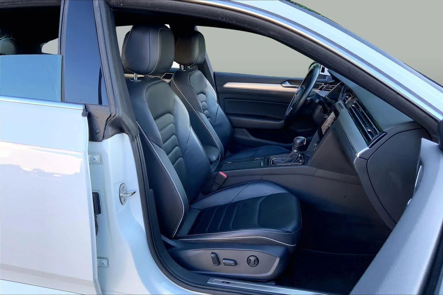 Used 2019 Pure White Volkswagen SEL R-Line image 8