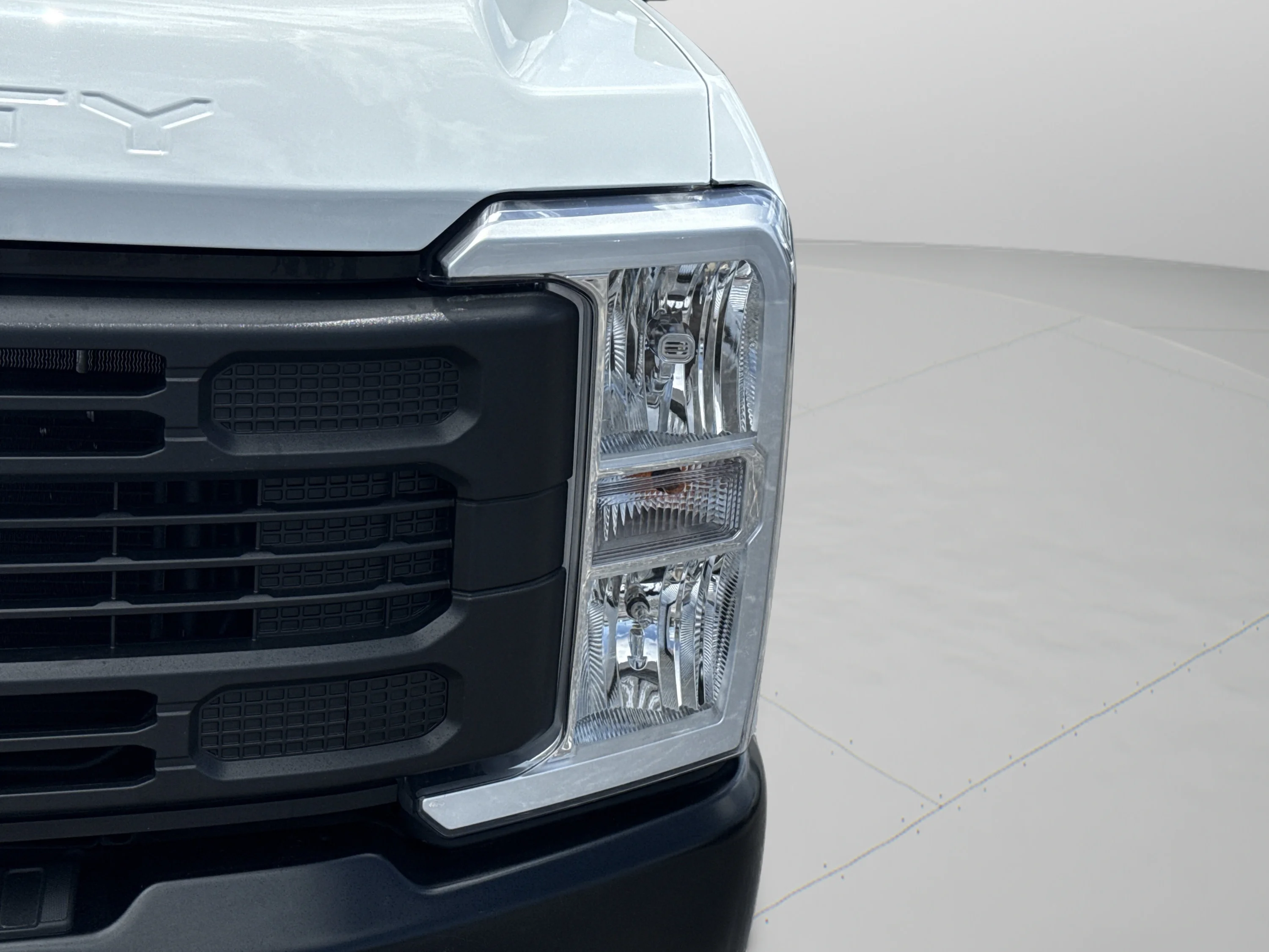 Used 2025 Oxford White Ford XL image 42