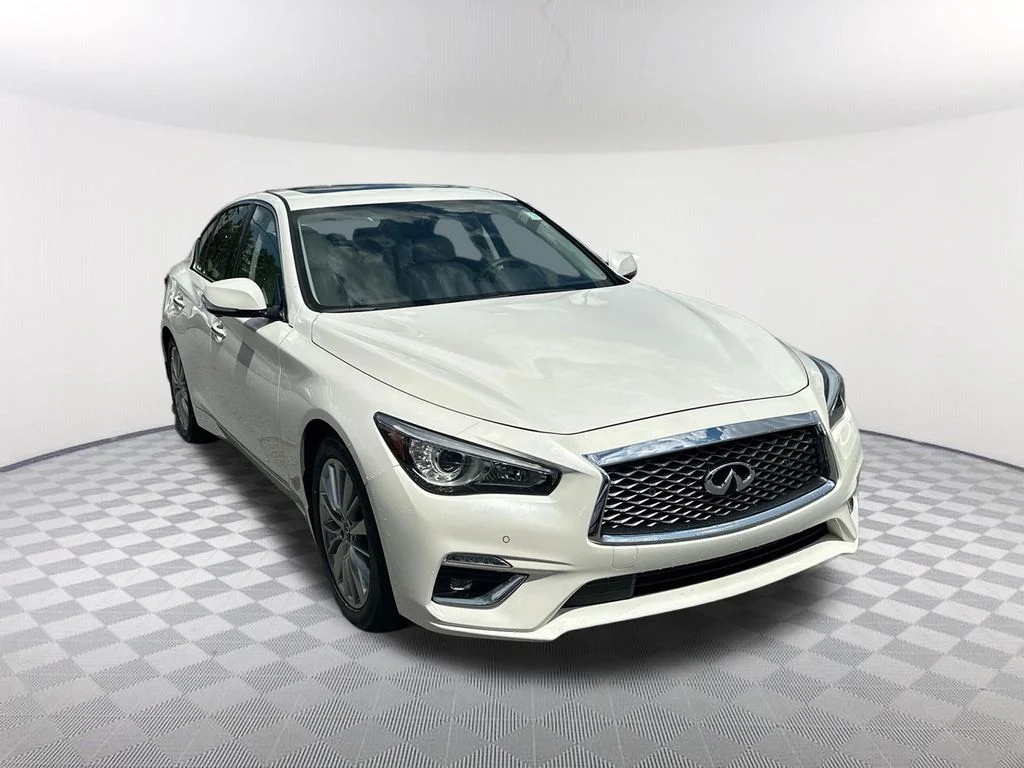 Used 2023 White INFINITI LUXE image 3