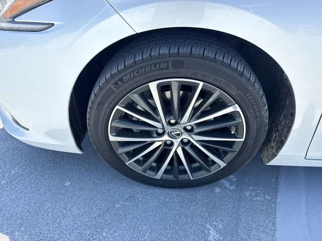 Used 2024 White Lexus 350 image 10