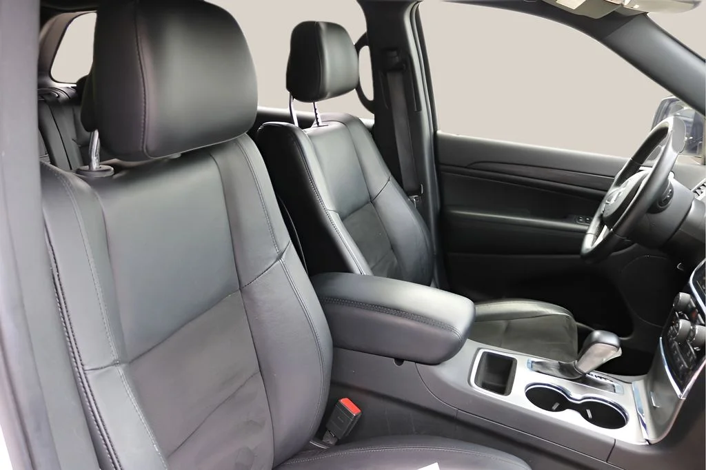 Used 2022 White Jeep Laredo X image 24