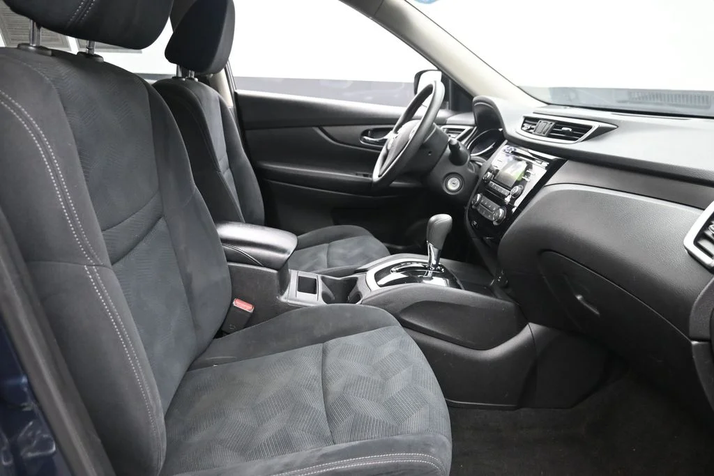 Used 2016 Blue Nissan S image 9