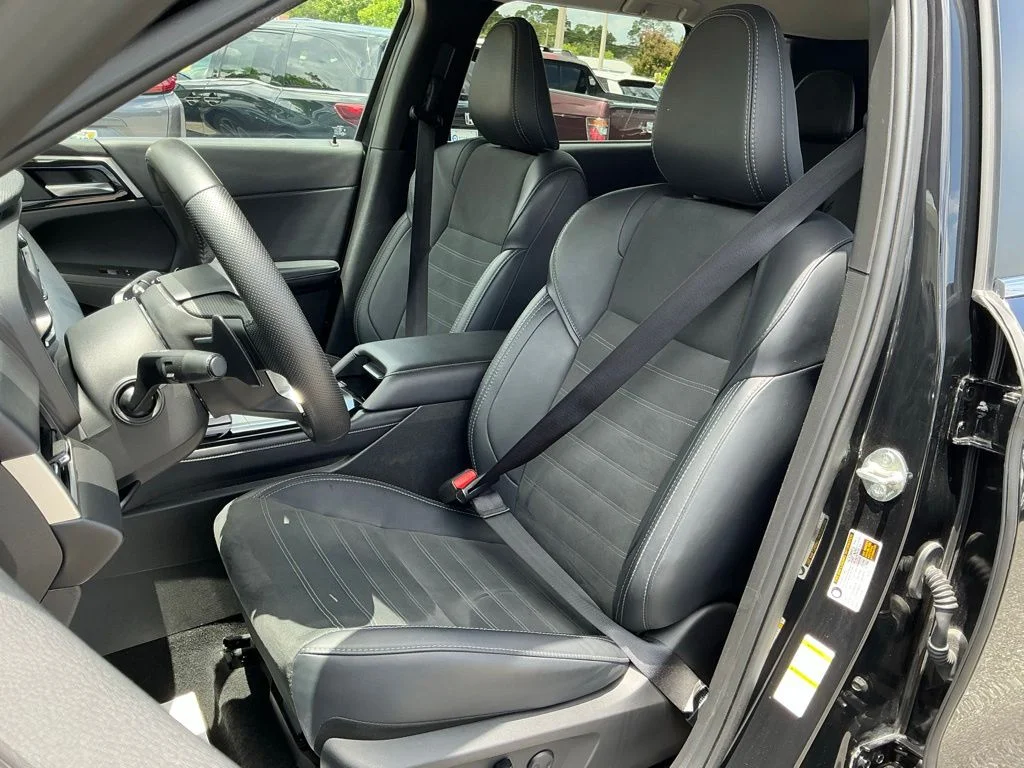 Used 2025  Mitsubishi SE image 27