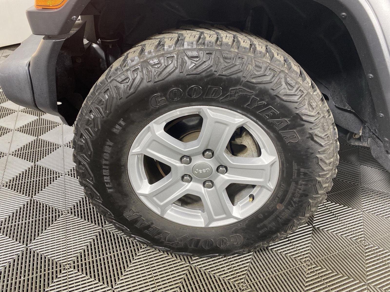 Used 2020 Sting-Gray Clearcoat Jeep Sport S image 13