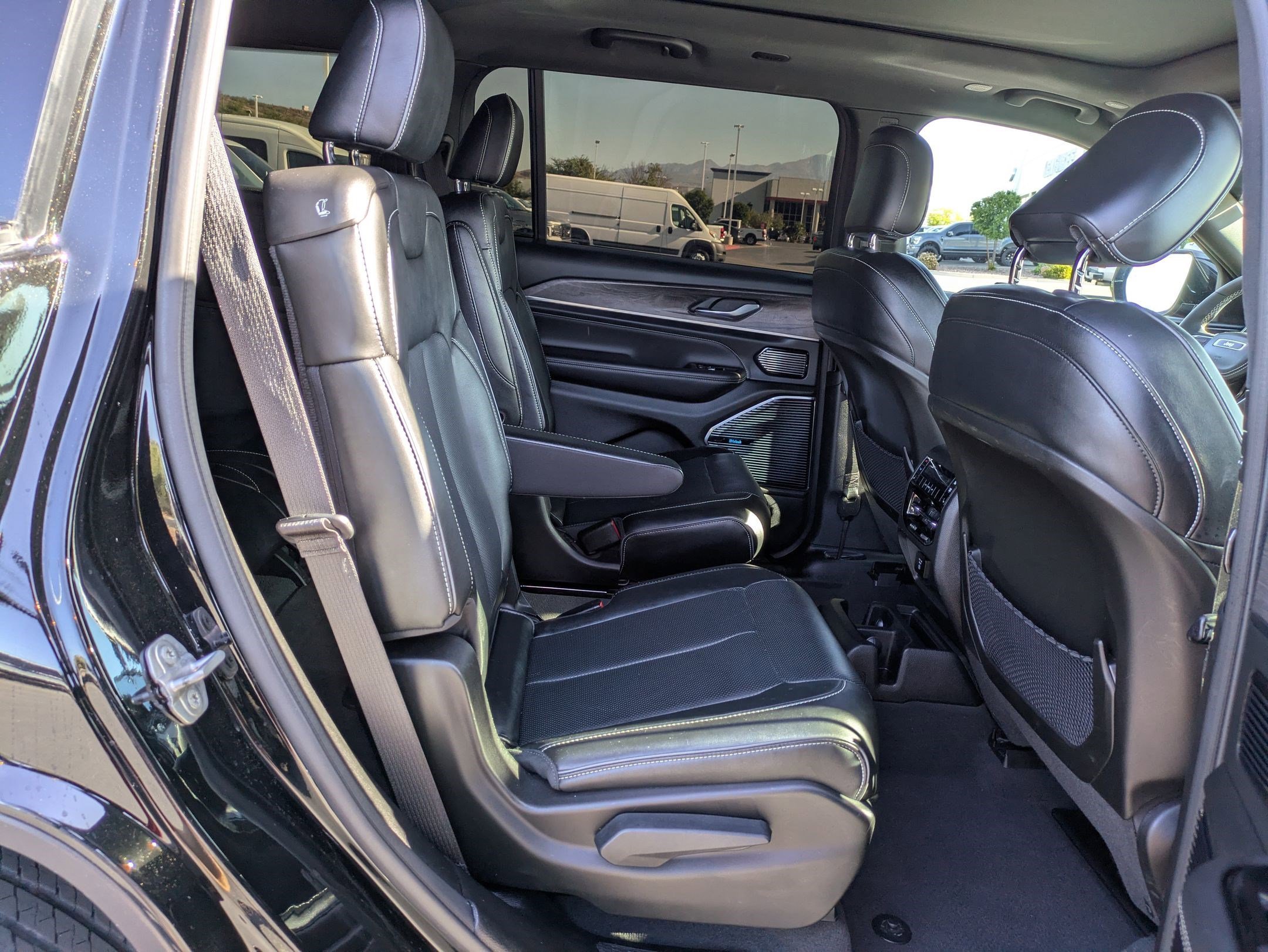 Used 2023 Diamond Black Crystal Pearlcoat Jeep Overland image 31
