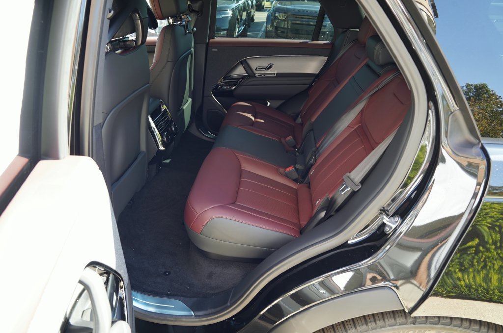 New 2027 Santorini Black Land Rover Dynamic SE image 33