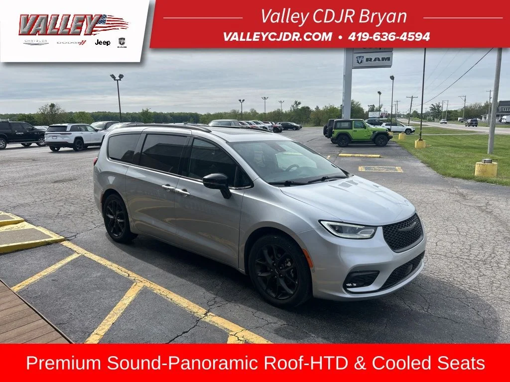 2023 Chrysler Pacifica Limited's photo