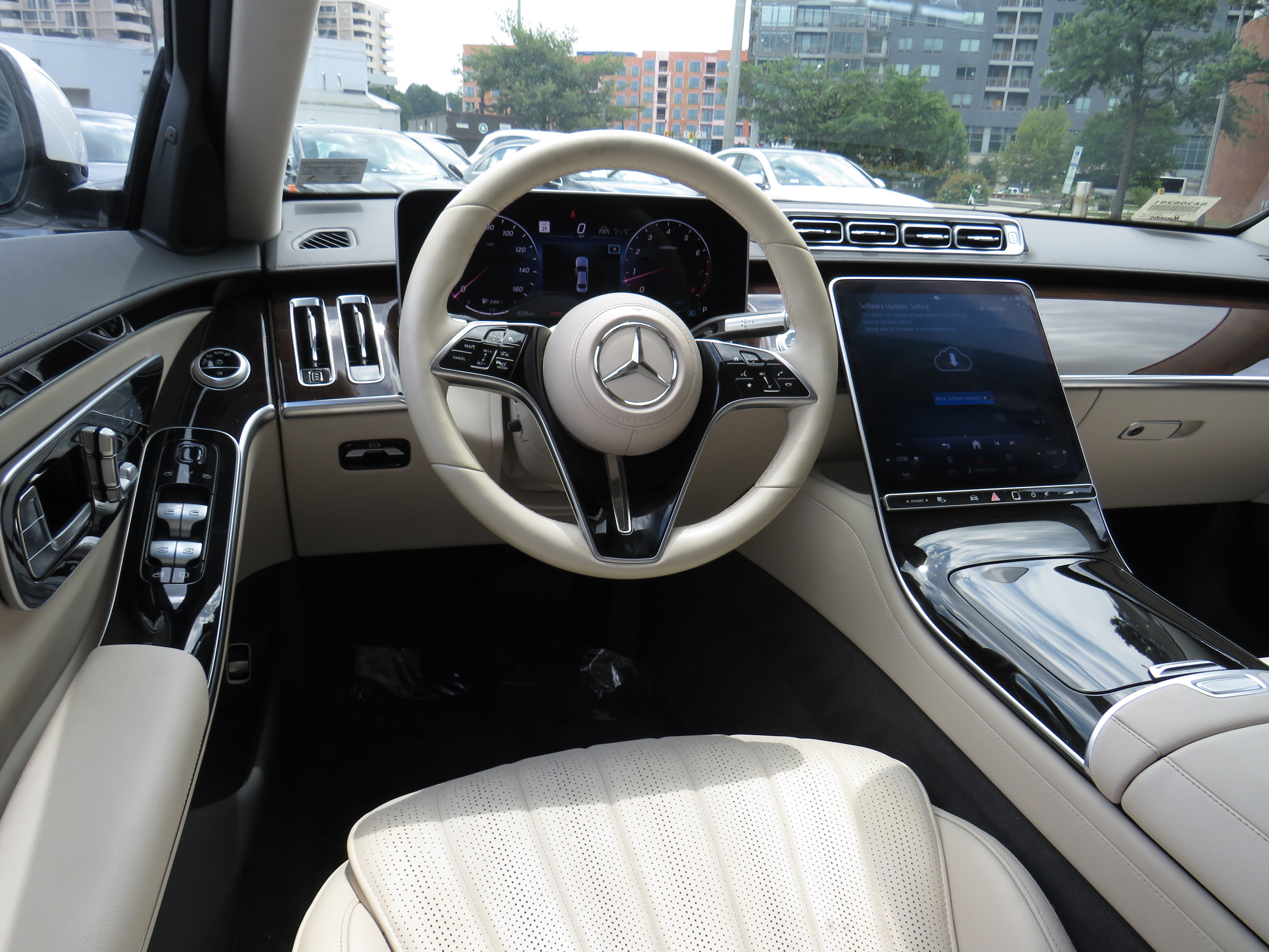 Certified Used 2023 MANUFAKTUR Diamond White Metallic Mercedes-Benz S 500 4MATIC® image 10