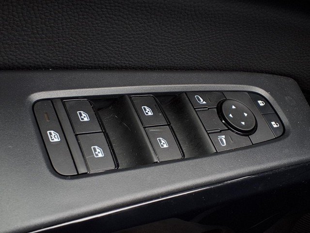 2025 Nissan Pathfinder S - Photo 17